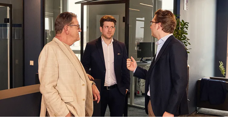 Sascha und Pascal Wessel im Beratungsgespräch